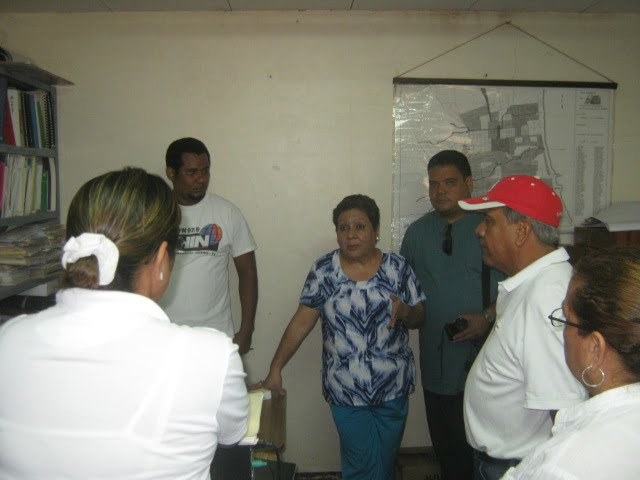 Juana Ubau (centro) y Carlos Gutierrez (gorra roja), entregando medicamentos